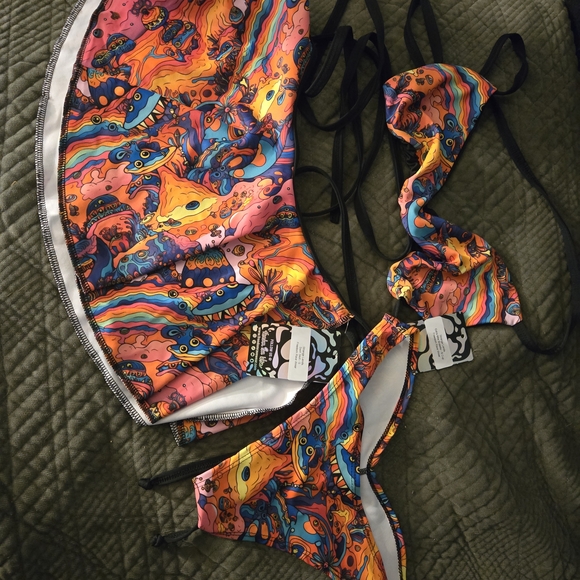 Freedom Rave Wear Strange Lands Set - Picture 1 of 3